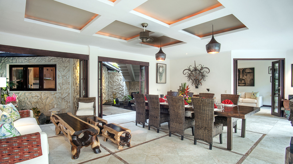 Villa Avalon Main House - Open air dining and living